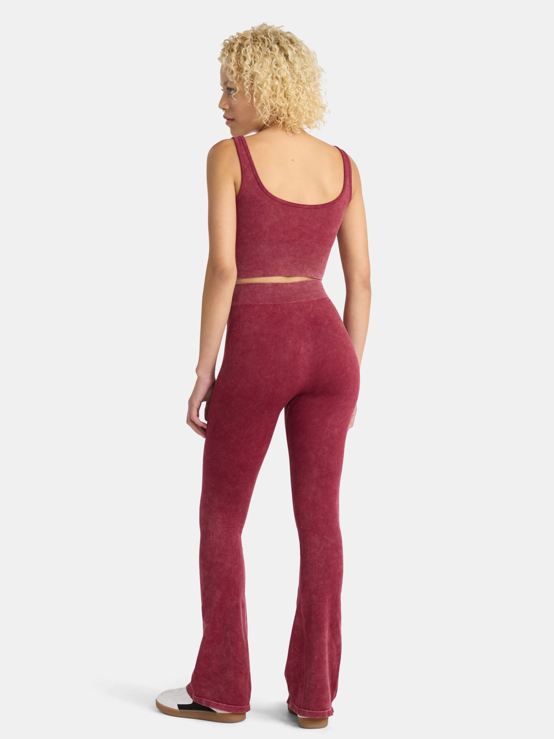 No Boundaries Seamless Scoop Cropped Tank and Flare Leggings Set, 2-Piece, Women’s - Image 2